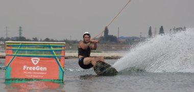 Wakeboarder günbatımı üzerinde hileler yapmak. Wakeboarding Kupası
