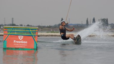 Wakeboarder günbatımı üzerinde hileler yapmak. Wakeboarding Kupası