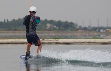 Wakeboarder günbatımı üzerinde hileler yapmak. Wakeboarding Kupası