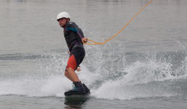 Wakeboarder günbatımı üzerinde hileler yapmak. Wakeboarding Kupası