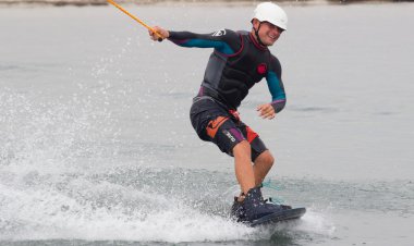 Wakeboarder günbatımı üzerinde hileler yapmak. Wakeboarding Kupası