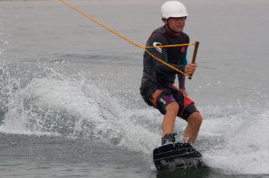 Wakeboarder günbatımı üzerinde hileler yapmak. Wakeboarding Kupası