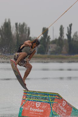 Wakeboarder günbatımı üzerinde hileler yapmak. Wakeboarding Kupası