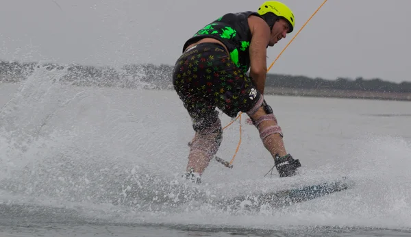 Wakeboarder haciendo trucos al atardecer. Copa Wakeboarding — Foto de Stock