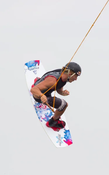 Wakeboarder dělat triky na západ slunce. Wakeboarding pohár — Stock fotografie