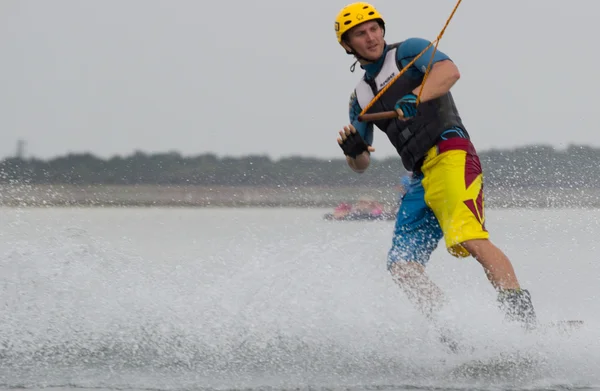 Wakeboarder haciendo trucos al atardecer. Copa Wakeboarding — Foto de Stock