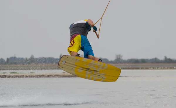 Wakeboarder maken trucs op zonsondergang. Wakeboarden Cup — Stockfoto