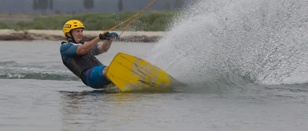 Wakeboarder maken trucs op zonsondergang. Wakeboarden Cup — Stockfoto