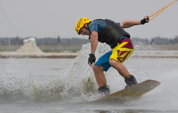 Wakeboarder haciendo trucos al atardecer. Copa Wakeboarding — Foto de Stock