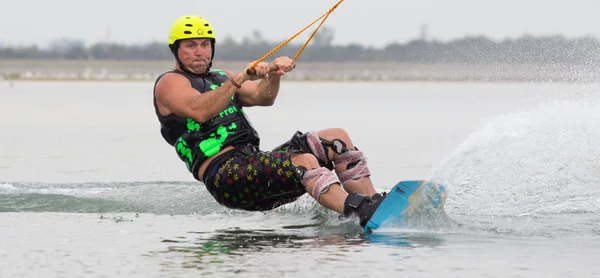 Wakeboarder co sztuczki na zachód słońca. Wakeboarding Cup — Zdjęcie stockowe