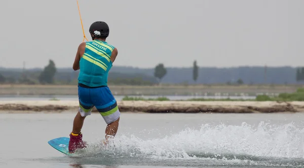 Wakeboarder maken trucs op zonsondergang. Wakeboarden Cup — Stockfoto