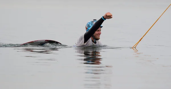 Wakeboarder maken trucs op zonsondergang. Wakeboarden Cup — Stockfoto