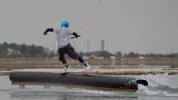 Wakeboarder maken trucs op zonsondergang. Wakeboarden Cup — Stockfoto