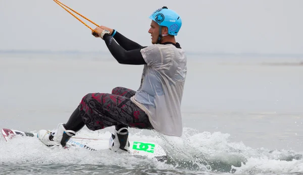 Wakeboarder maken trucs op zonsondergang. Wakeboarden Cup — Stockfoto