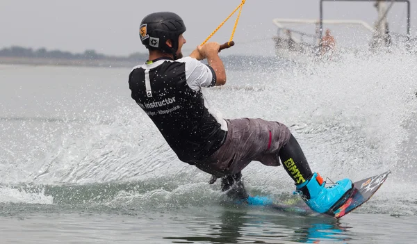 Wakeboarder maken trucs op zonsondergang. Wakeboarden Cup — Stockfoto