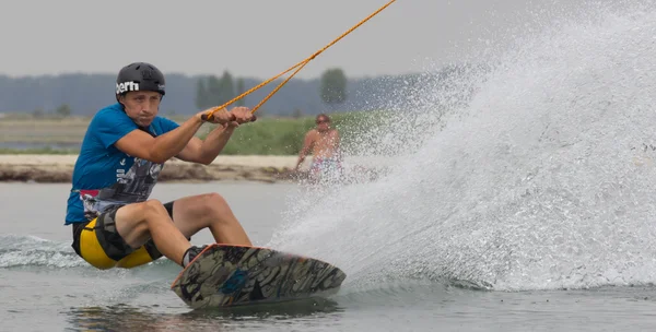 Wakeboarder dělat triky na západ slunce. Wakeboarding pohár — Stock fotografie