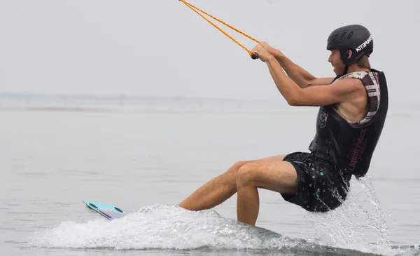 Wakeboarder робить трюки на захід сонця. Вейкбординг з футболу — стокове фото