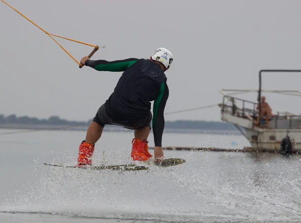 Wakeboarder maken trucs op zonsondergang. Wakeboarden Cup — Stockfoto