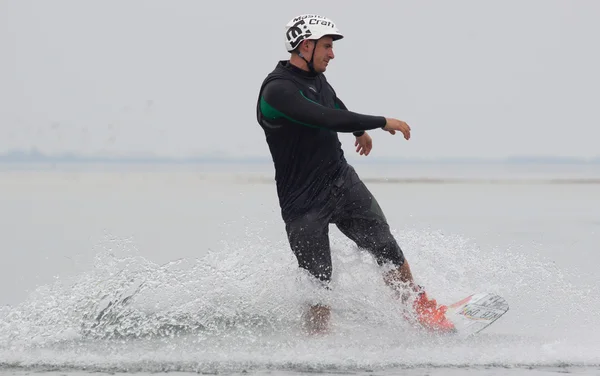 Wakeboarder maken trucs op zonsondergang. Wakeboarden Cup — Stockfoto