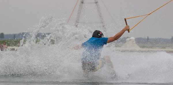 Wakeboarder maken trucs op zonsondergang. Wakeboarden Cup — Stockfoto