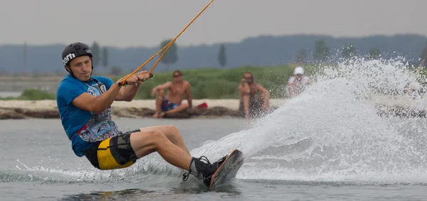 Wakeboarder att göra tricks på sunset. Wakeboard Cup — Stockfoto