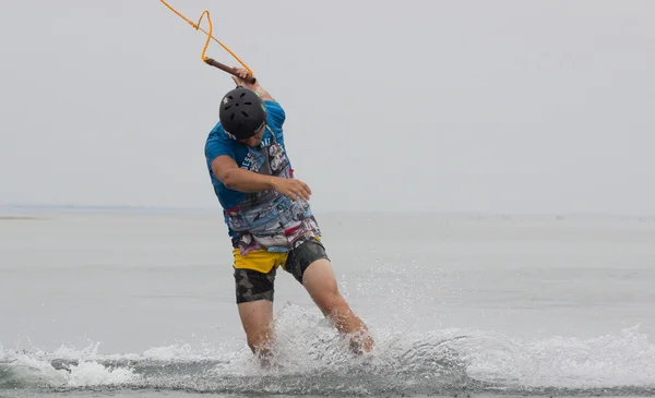 Wakeboarder haciendo trucos al atardecer. Copa Wakeboarding — Foto de Stock
