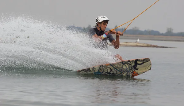 Wakeboarder haciendo trucos al atardecer. Copa Wakeboarding — Foto de Stock