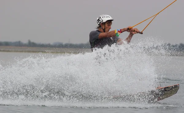 Wakeboarder fait des tours au coucher du soleil. Coupe de Wakeboarding — Photo