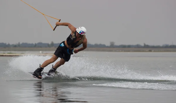 Wakeboarder maken trucs op zonsondergang. Wakeboarden Cup — Stockfoto