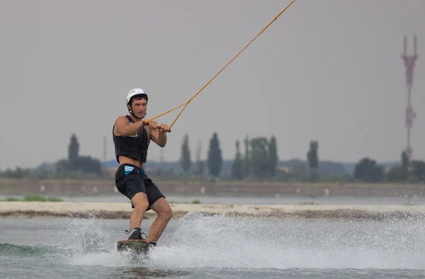 Wakeboarder haciendo trucos al atardecer. Copa Wakeboarding — Foto de Stock