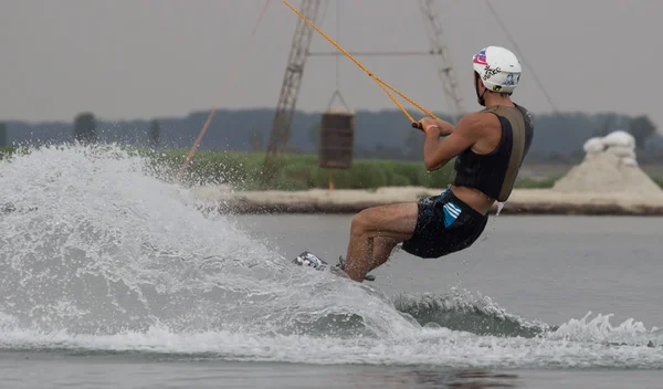 Wakeboarder maken trucs op zonsondergang. Wakeboarden Cup — Stockfoto