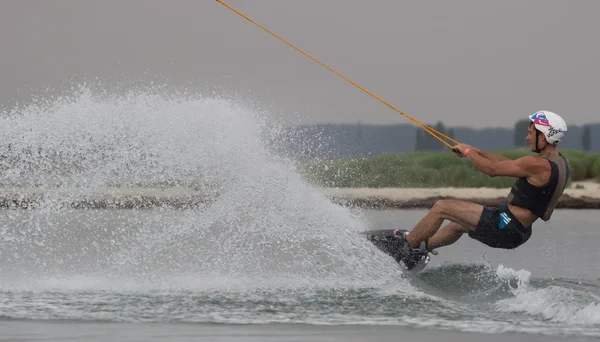 Wakeboarder att göra tricks på sunset. Wakeboard Cup — Stockfoto