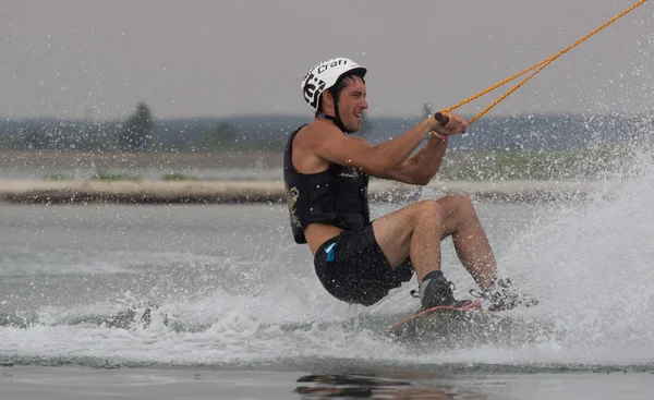 Wakeboarder έξω να κάνει κόλπα στο ηλιοβασίλεμα. Wakeboarding Κύπελλο — Φωτογραφία Αρχείου