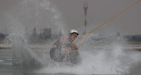 Wakeboarder maken trucs op zonsondergang. Wakeboarden Cup — Stockfoto