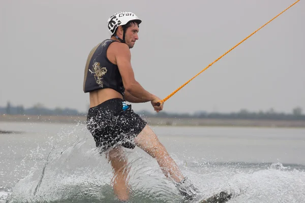 Wakeboarder робить трюки на захід сонця. Вейкбординг з футболу — стокове фото