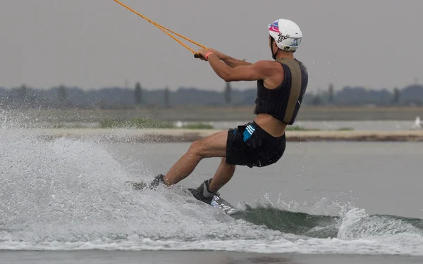 Wakeboarder haciendo trucos al atardecer. Copa Wakeboarding — Foto de Stock