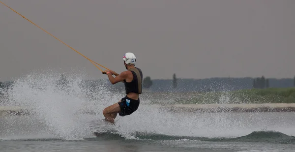 Wakeboarder fait des tours au coucher du soleil. Coupe de Wakeboarding — Photo