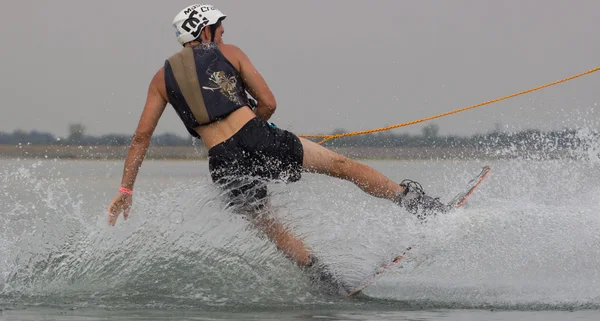 Wakeboarder co sztuczki na zachód słońca. Wakeboarding Cup — Zdjęcie stockowe