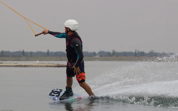 Wakeboarder maken trucs op zonsondergang. Wakeboarden Cup — Stockfoto