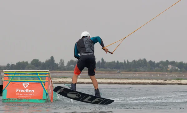 Wakeboarder maken trucs op zonsondergang. Wakeboarden Cup — Stockfoto