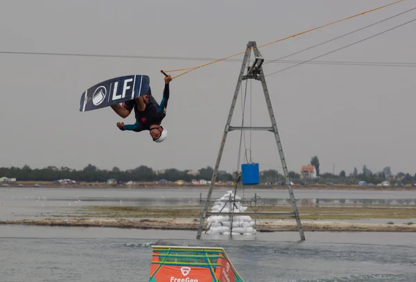 Wakeboarder maken trucs op zonsondergang. Wakeboarden Cup — Stockfoto