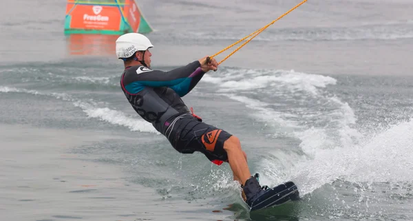 Wakeboarder haciendo trucos al atardecer. Copa Wakeboarding — Foto de Stock