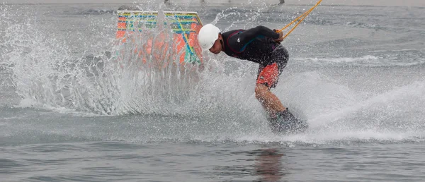 Wakeboarder haciendo trucos al atardecer. Copa Wakeboarding —  Fotos de Stock