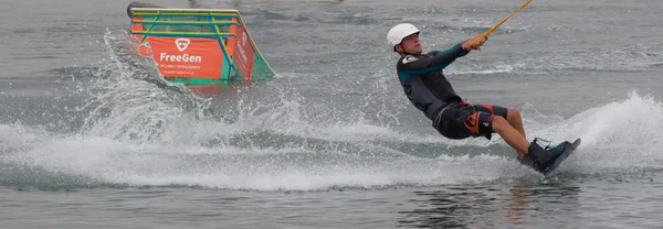 Wakeboarder maken trucs op zonsondergang. Wakeboarden Cup — Stockfoto