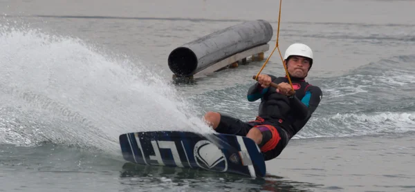 Wakeboarder haciendo trucos al atardecer. Copa Wakeboarding —  Fotos de Stock