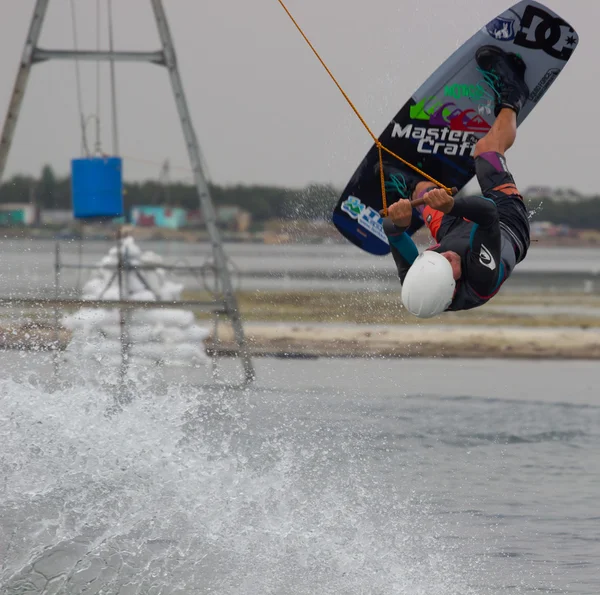 Wakeboarder maken trucs op zonsondergang. Wakeboarden Cup — Stockfoto