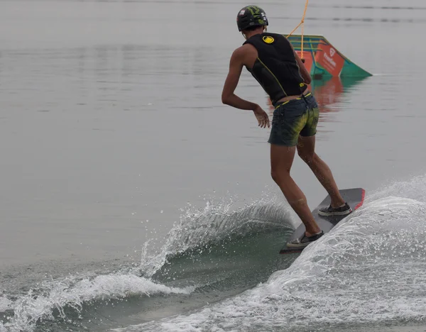 Wakeboarder fait des tours au coucher du soleil. Coupe de Wakeboarding — Photo