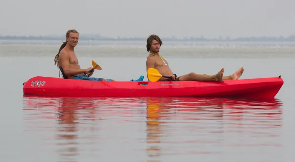 Deux hommes pagaient en kayak sur la mer . — Photo