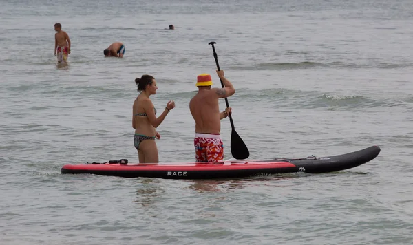 Dos hombres reman un kayak en el mar . — Foto de Stock