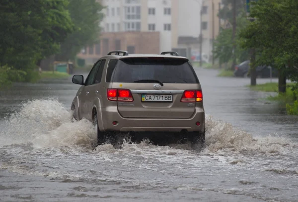 Autókirándulás nagy esőben az elárasztott úton — Stock Fotó